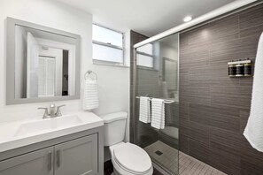 Een douche, een haardroger, handdoeken