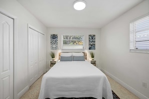1 Schlafzimmer, Schreibtisch, Bügeleisen/Bügelbrett, Reisekinderbett