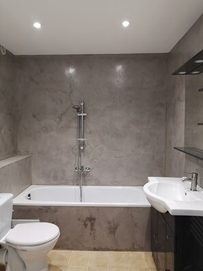 Baignoire, serviettes fournies, papier de toilette