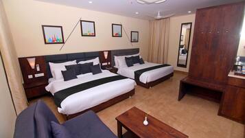 Family Quadruple Room | Peralatan tempat tidur hipoalergenik, gebar bulu kapas, meja