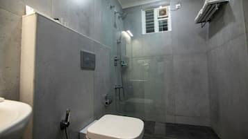 Shower, rainfall showerhead, free toiletries, hair dryer