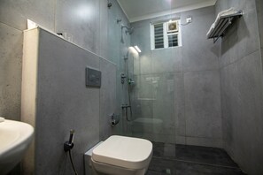 Shower, rainfall showerhead, free toiletries, hair dryer