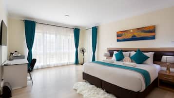 Executive Room, 1 Queen Bed | Iron/ironing board, free WiFi, bed sheets