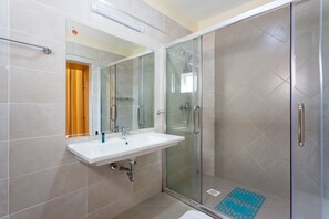 Suihku, ilmaiset hygieniatuotteet, tohvelit, pyyhkeet