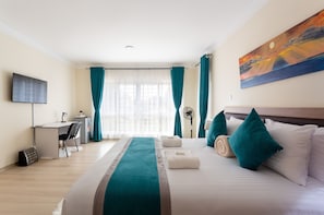 Quarto executivo, 1 cama Queen | Ferros/tábuas de passar roupa, Wi-Fi de cortesia, roupa de cama