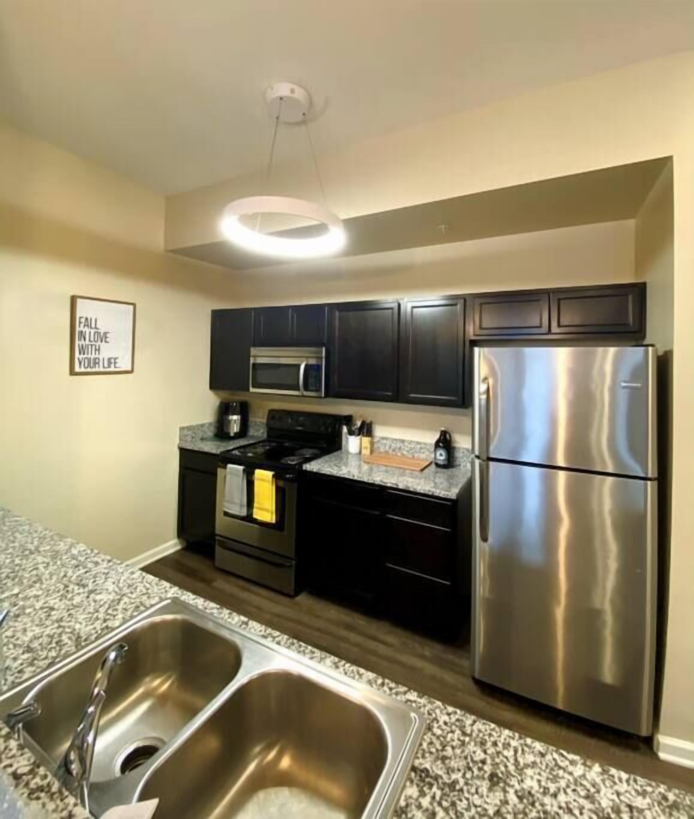 Luxury 2bd/2ba Apt 5 min to DWTN l Garage l Gym