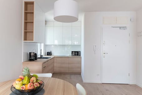 Refrigerador, microondas, placa de cocina, lavavajillas