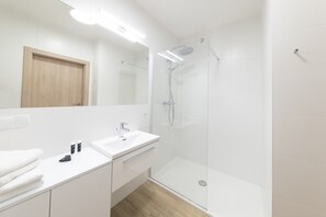 Douche, serviettes fournies