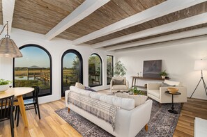 Smart TV - Marsh front villa on an acre. Private Dock + hot tub, steps from the beach  (St. Augustine)