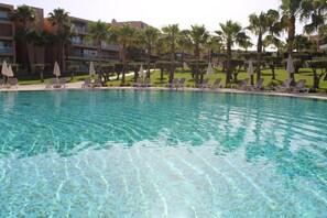 Una piscina al aire libre