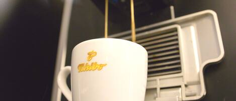 Una taza de café blanca con un logotipo.