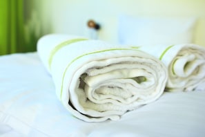 Ropa de cama hipoalergénica, escritorio, wifi gratis y ropa de cama