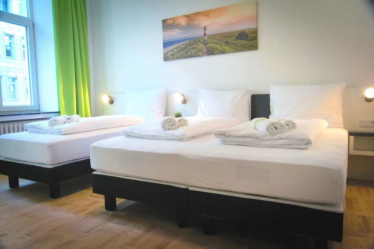 Chambre Triple Standard | Literie hypoallergénique, bureau, Wi-Fi gratuit, draps fournis