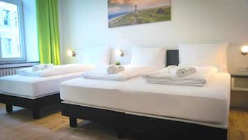 Standaard driepersoonskamer | Hypoallergeen beddengoed, een bureau, gratis wifi, beddengoed