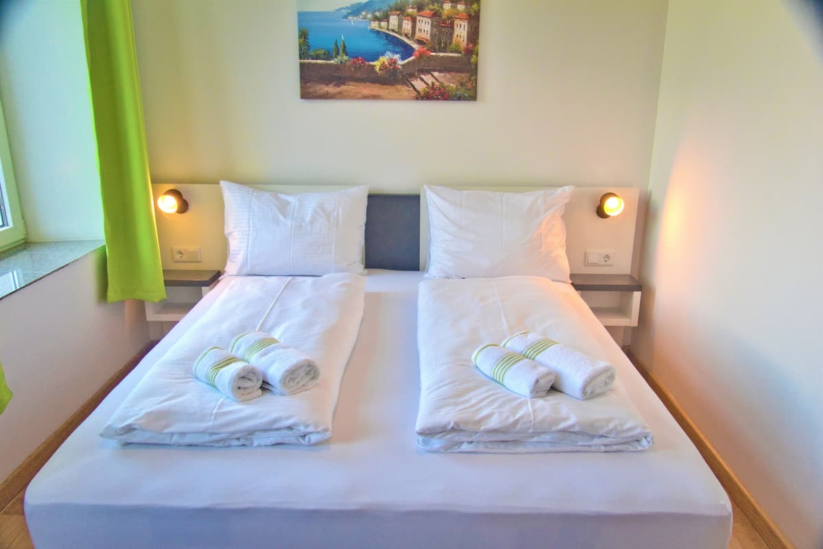 Chambre Double Standard | Literie hypoallergénique, bureau, Wi-Fi gratuit, draps fournis