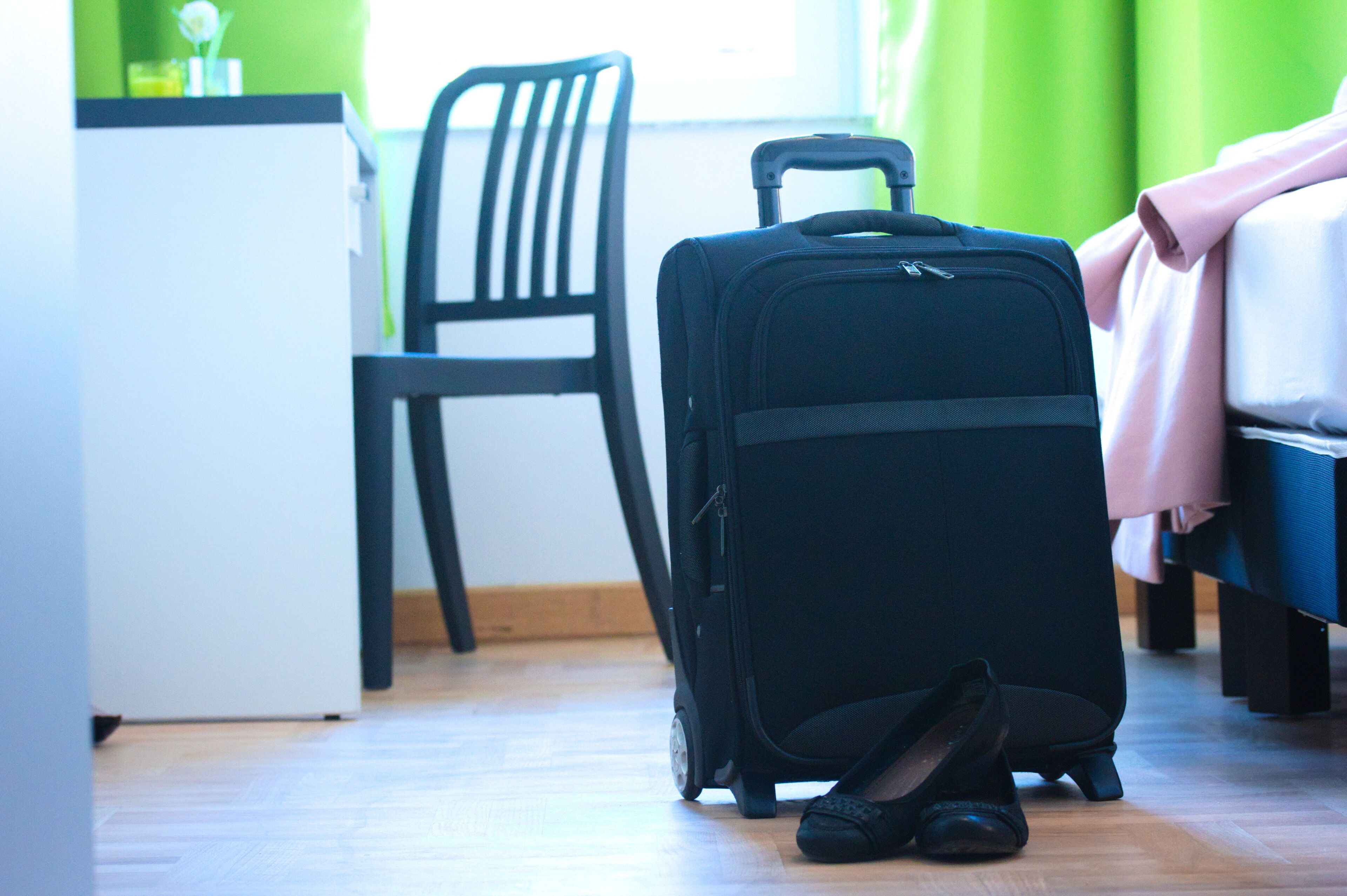 hypo-allergenic bedding, desk, free wifi, bed sheets