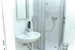 Ducha, artículos de tocador gratuitos, toallas