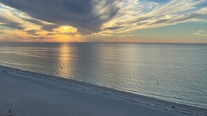 Una playa con cielo despejado y nubes.