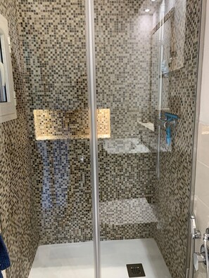 Dusche, Haartrockner, Bidet, Handtücher