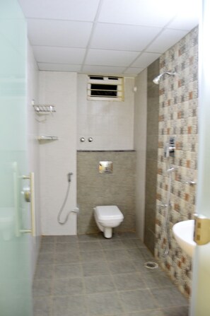 Shower, rainfall showerhead, free toiletries, hair dryer
