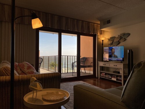 ★★★★★ Sleeps 6✓ Linens &Towels✓ Free Parking✓ Sunset View✓ Smart TVs✓ Pool ✓ 
