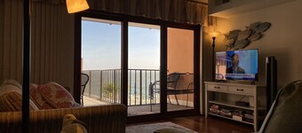 ★★★★★ Sleeps 6✓ Linens &Towels✓ Free Parking✓ Sunset View✓ Smart TVs✓ Pool ✓ 