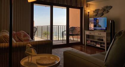 ★★★★★ Sleeps 6✓ Linens &Towels✓ Free Parking✓ Sunset View✓ Smart TVs✓ Pool ✓