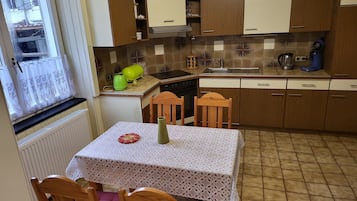 Fridge, oven, stovetop, coffee/tea maker