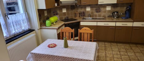 Fridge, oven, stovetop, coffee/tea maker