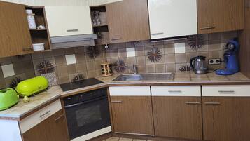 Fridge, oven, stovetop, coffee/tea maker
