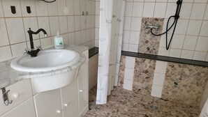 تجهيزات دش، مناشف، صابون، ورق حمّام
