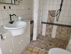 Douche, serviettes fournies, savon, papier toilette