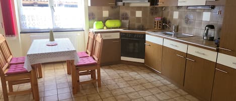 Geladeira, fogão, cooktop, cafeteira/chaleira