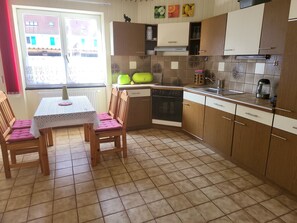 Réfrigérateur, four, plaque de cuisson, cafetière/bouilloire