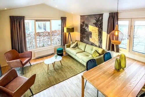 Great little house next to the forest and still close to Arnhem. High ratings!