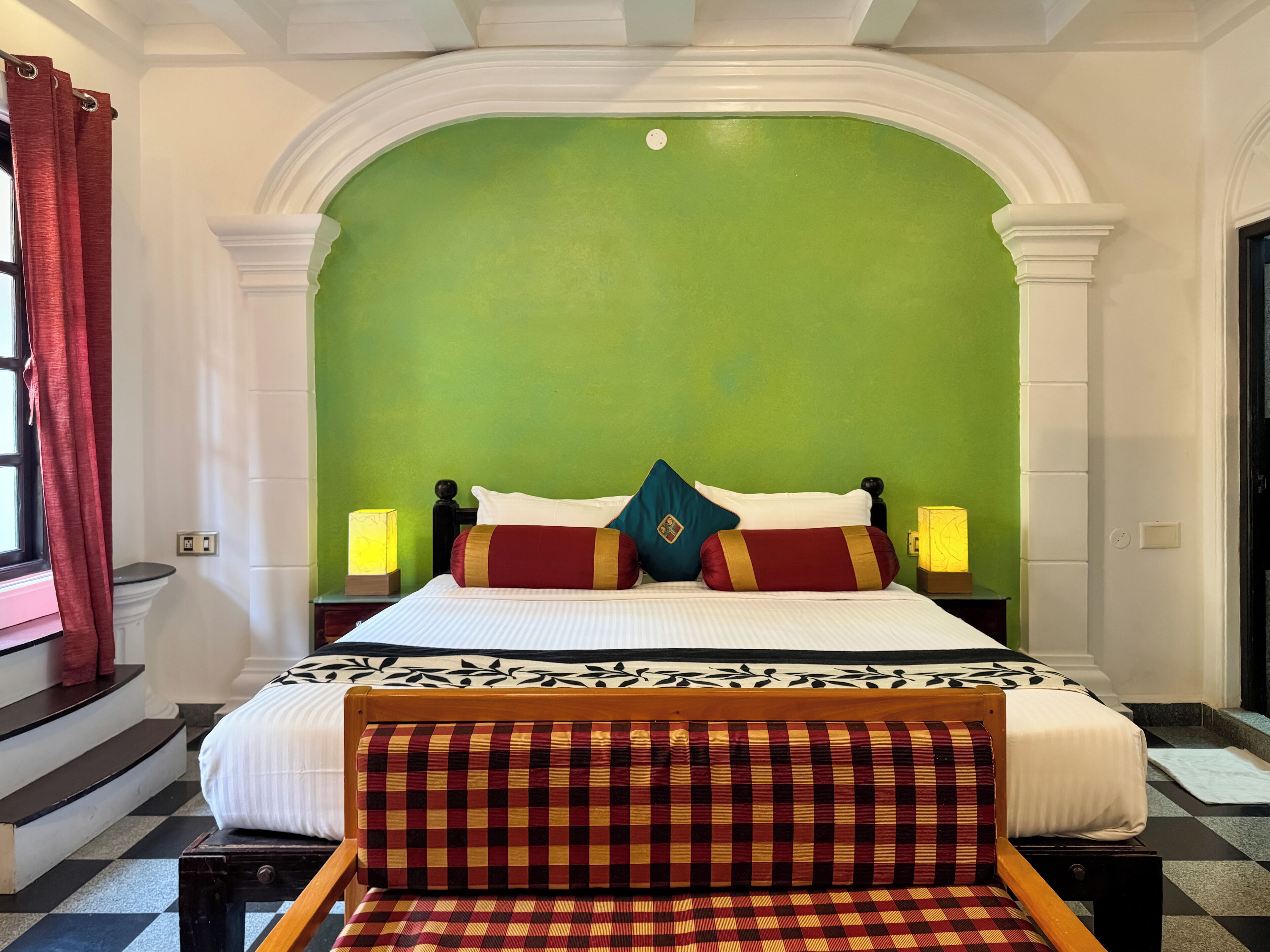 ميني بار وخزنة داخل الغرفة ومكواة/لوح كي وأسرّة قابلة للطي