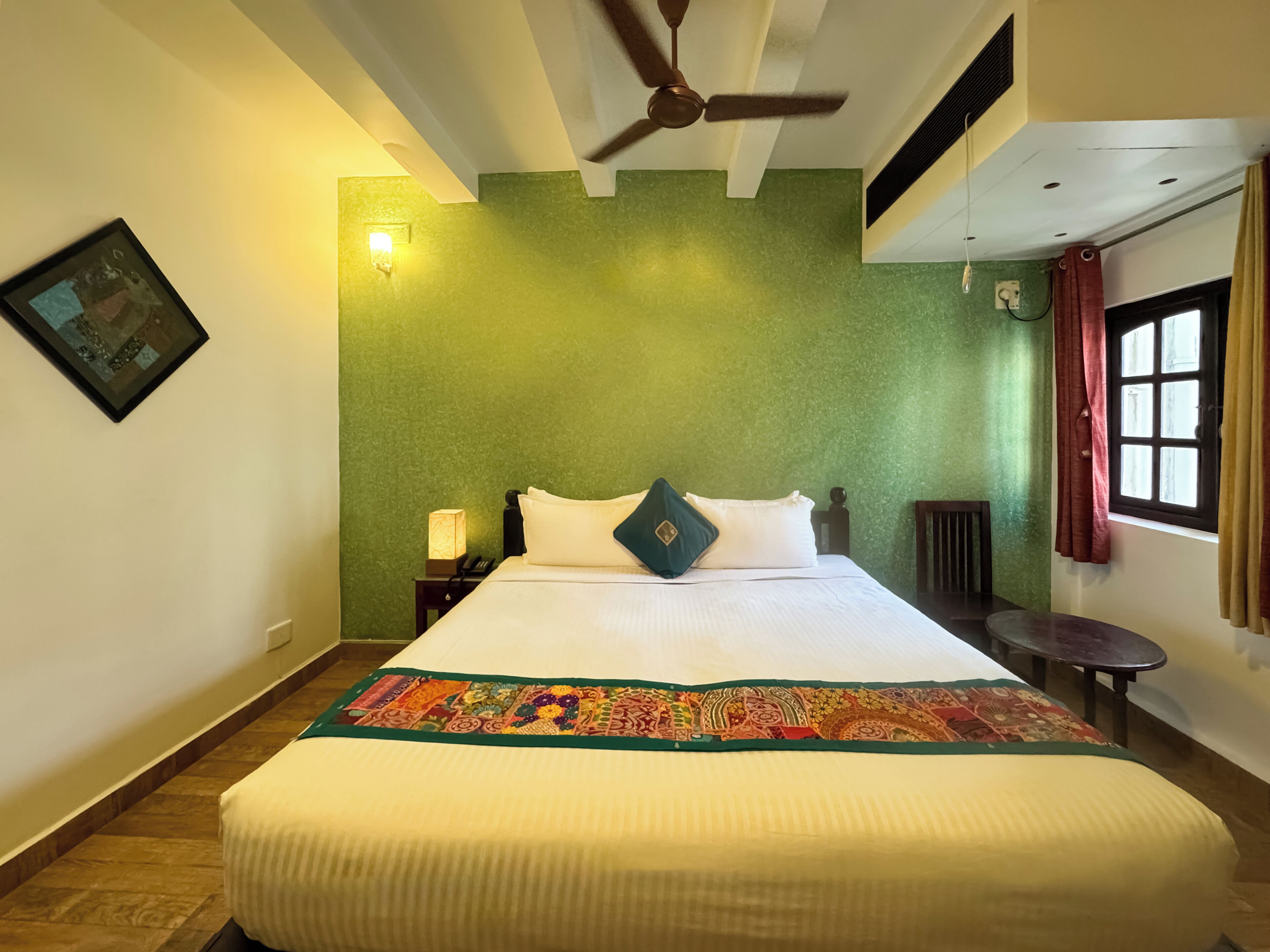 ميني بار وخزنة داخل الغرفة ومكواة/لوح كي وأسرّة قابلة للطي