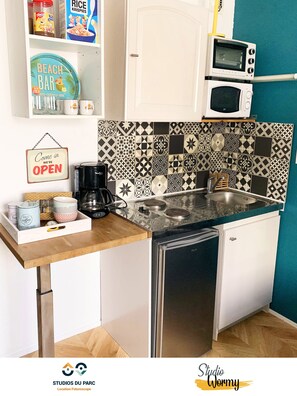 Réfrigérateur, micro-ondes, four, plaque de cuisson