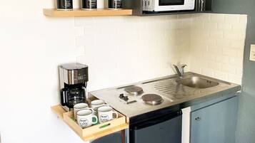 Fridge, microwave, stovetop, coffee/tea maker