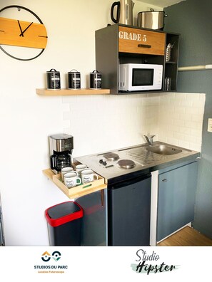 Fridge, microwave, stovetop, coffee/tea maker - Studio Hipster - Futuroscope location 8 min walk (Chasseneuil-du-Poitou)