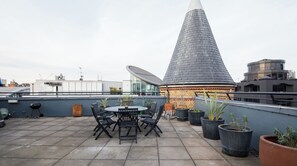 Outdoor dining - Plum Guide - Sylvester (London)