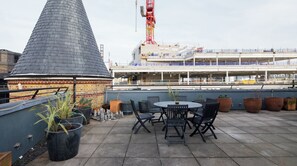 Outdoor dining - Plum Guide - Sylvester (London)
