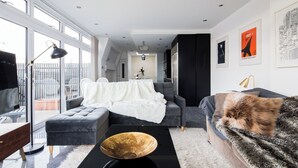 Living area - Plum Guide - Sylvester (London)
