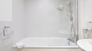 Bathtub - Plum Guide - Sylvester (London)