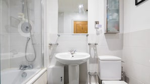 Bathroom - Plum Guide - Sylvester (London)
