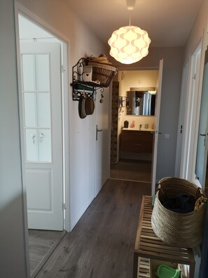 Douche, serviettes fournies, savon