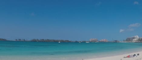Playa en los alrededores y toallas de playa
