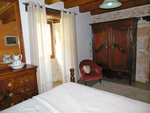 2 bedrooms, desk, iron/ironing board, travel crib - Les Hauts de Sentelines" cottage on the edge of Périgord Pourpre (Gavaudun)