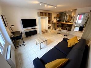Smart TV, offices - Joli Studio, Super-meublé, Refait à Neuf, Centre Montlhéry (Montlhéry)