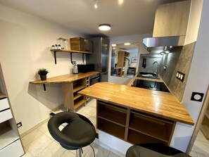 Réfrigérateur, four à micro-ondes, un four, surface de cuisson